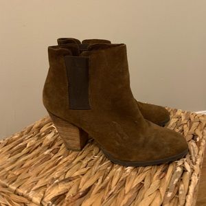 Vince Camuto brown suede ankle boots size 9.5